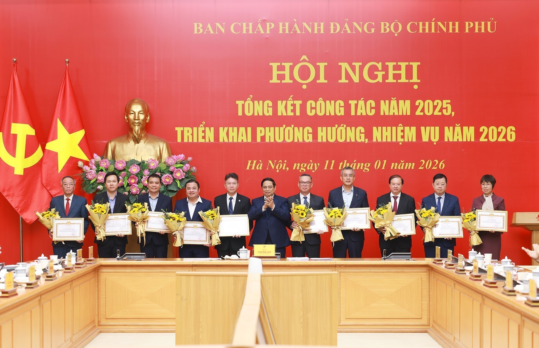Prime Minister Pham Minh Chinh presents Certificates of merit from the Government’s Party Committee to individuals with outstanding achievements. (Photo: VNA) 