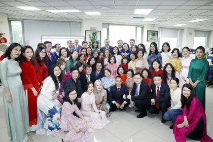 Party leader extends Lunar New Year greetings to Vietnam News Agency