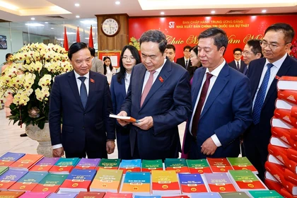 Top legislator calls for stronger reform in communications on political, legal publications