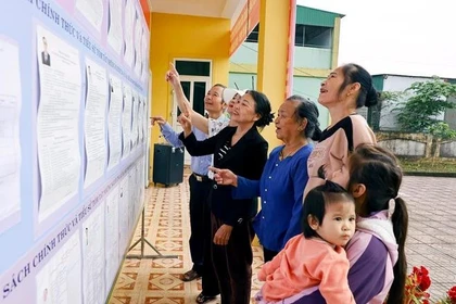 Top legislator inspects election preparations in Nghe An