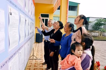 Top legislator inspects election preparations in Nghe An