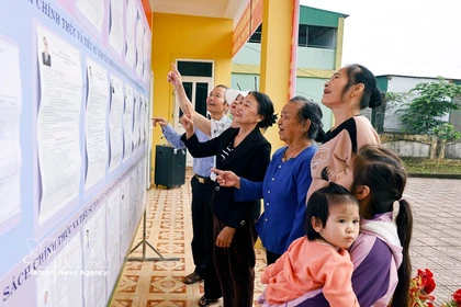 Top legislator inspects election preparations in Nghe An