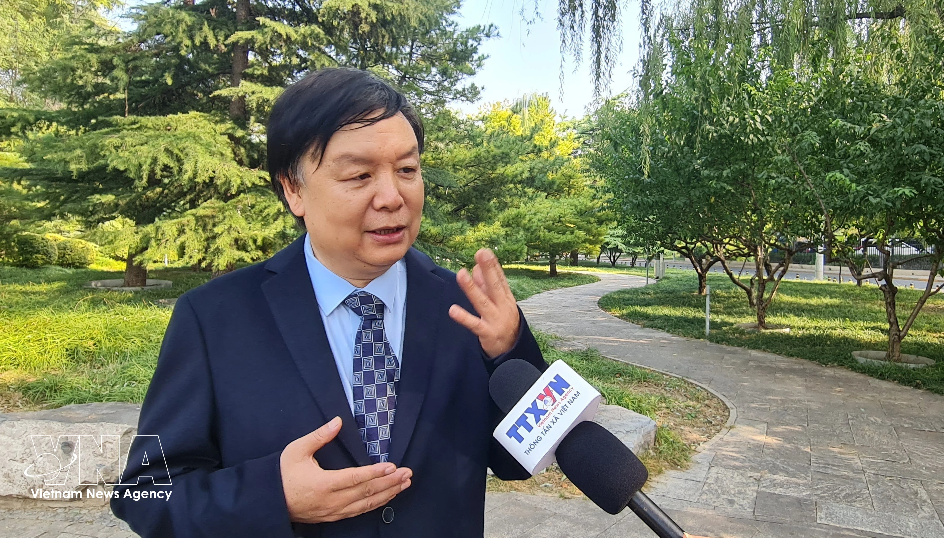 Professor Mi Liang, Director of the Centre for Southeast Asian Studies at Beijing Foreign Studies University, grants an interview to the Vietnam News Agency. (Photo: VNA)