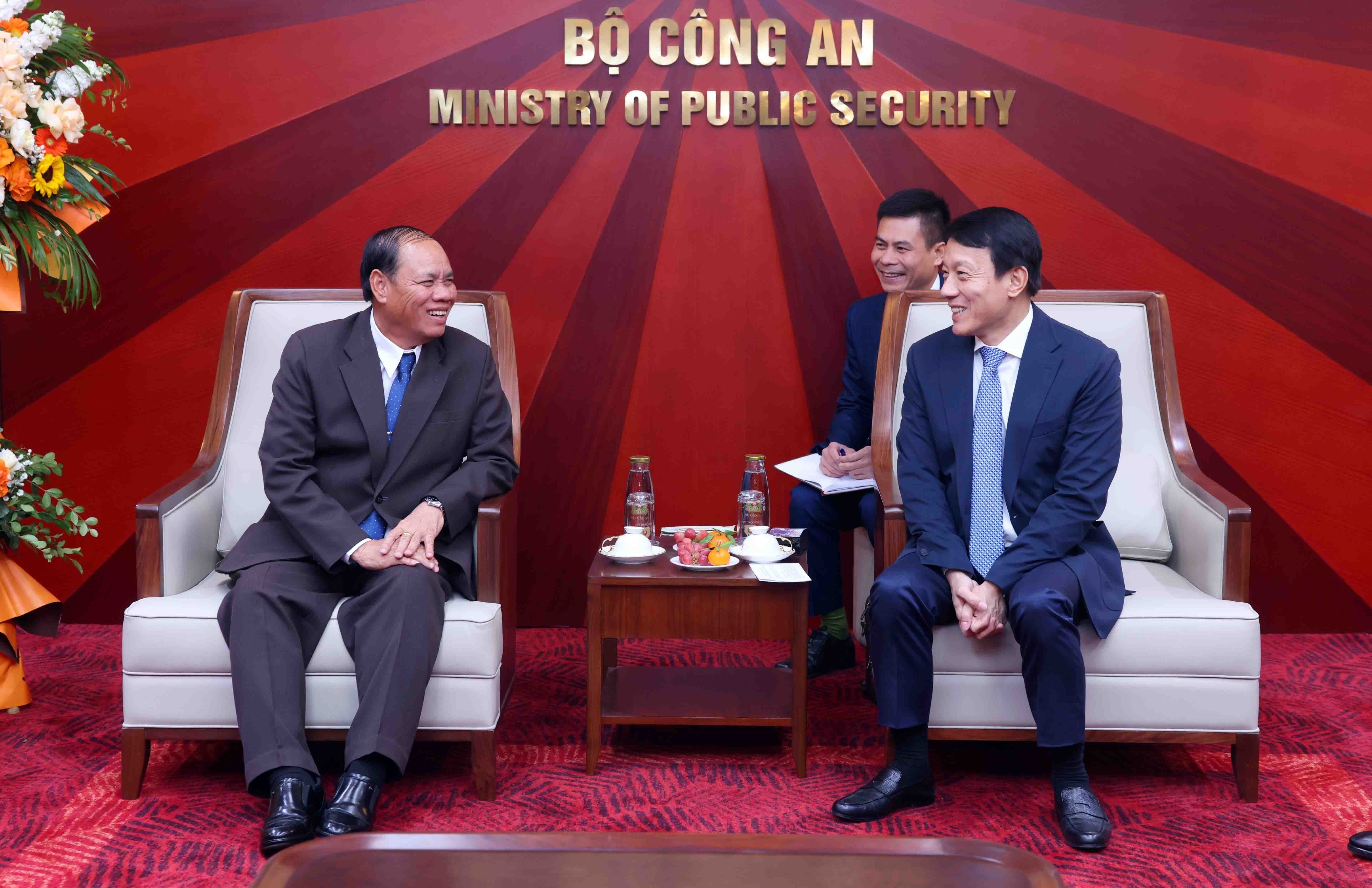 Minister of Public Security General Luong Tam Quang (right) and General Vilay Lakhamphong, a Politburo member and permanent member of the Secretariat of the Central Committee of the Lao People’s Revolutionary Party (LPRP) at their meeting on January 25. (Photo: VNA)