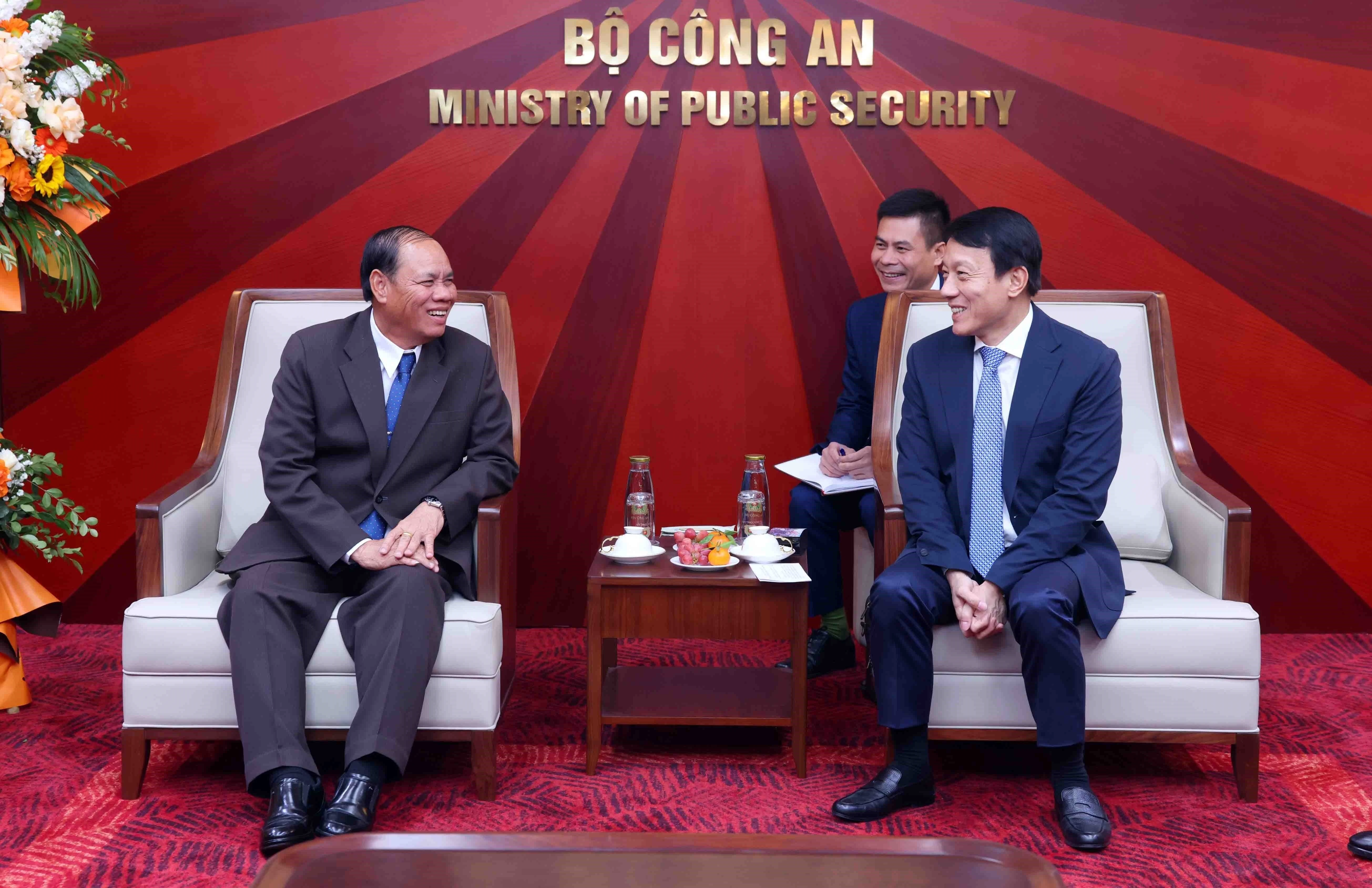 Minister of Public Security General Luong Tam Quang (right) and General Vilay Lakhamphong, a Politburo member and permanent member of the Secretariat of the Central Committee of the Lao People’s Revolutionary Party (LPRP) at their meeting on January 25. (Photo: VNA)