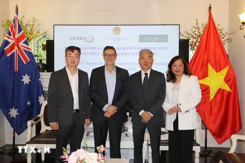 Former Australian Ambassador to Vietnam Andrew Goledzinowski (second from left), who consistently works to promote the positive development of Vietnam–Australia relations. (Photo: VNA)