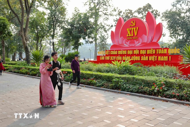 A sign in Hanoi's downtown area welcomes the 14th National Party Congress. (Photo: VNA)