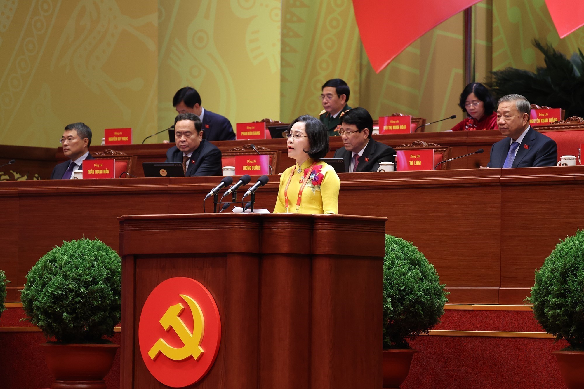 NA Vice Chairwoman Nguyen Thi Thanh delivers a presentation at the plenary discussion of the ongoing 14th National Party Congress on January 21. (Photo: VNA)