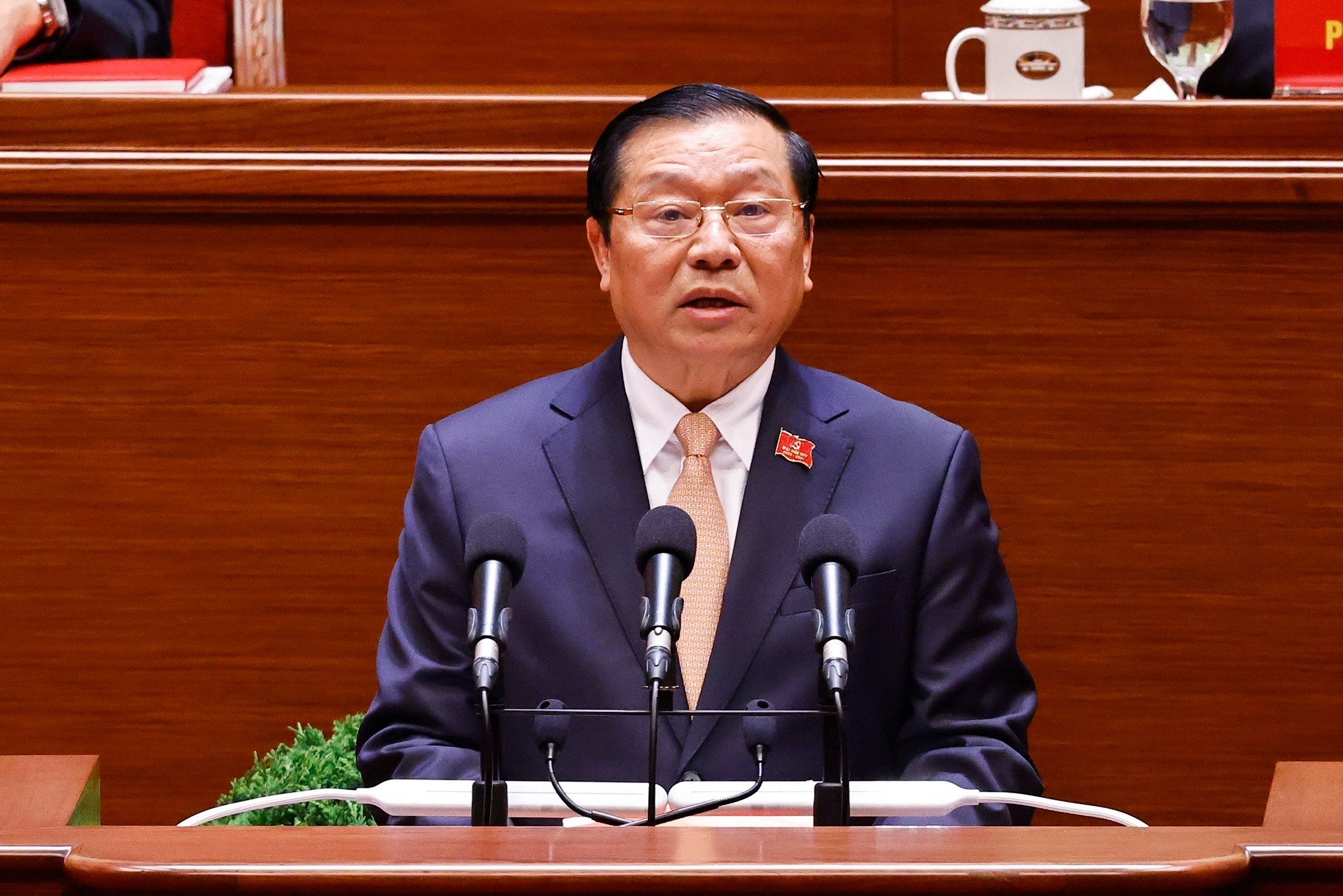 Standing Vice Chairman of the Party Central Committee's Commission for Information, Education and Mass Mobilisation Lai Xuan Mon delivers the report. (Photo: VNA)