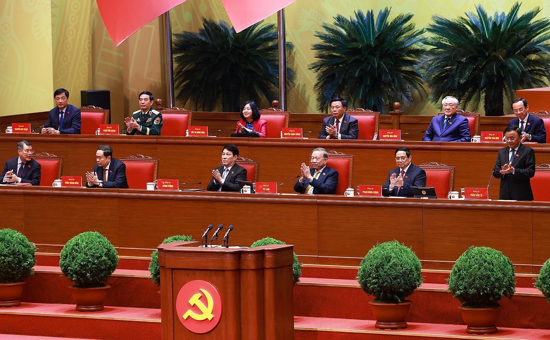 The Presidium chairs the 14th National Congress of the Communist Party of Vietnam. (Photo: VNA)