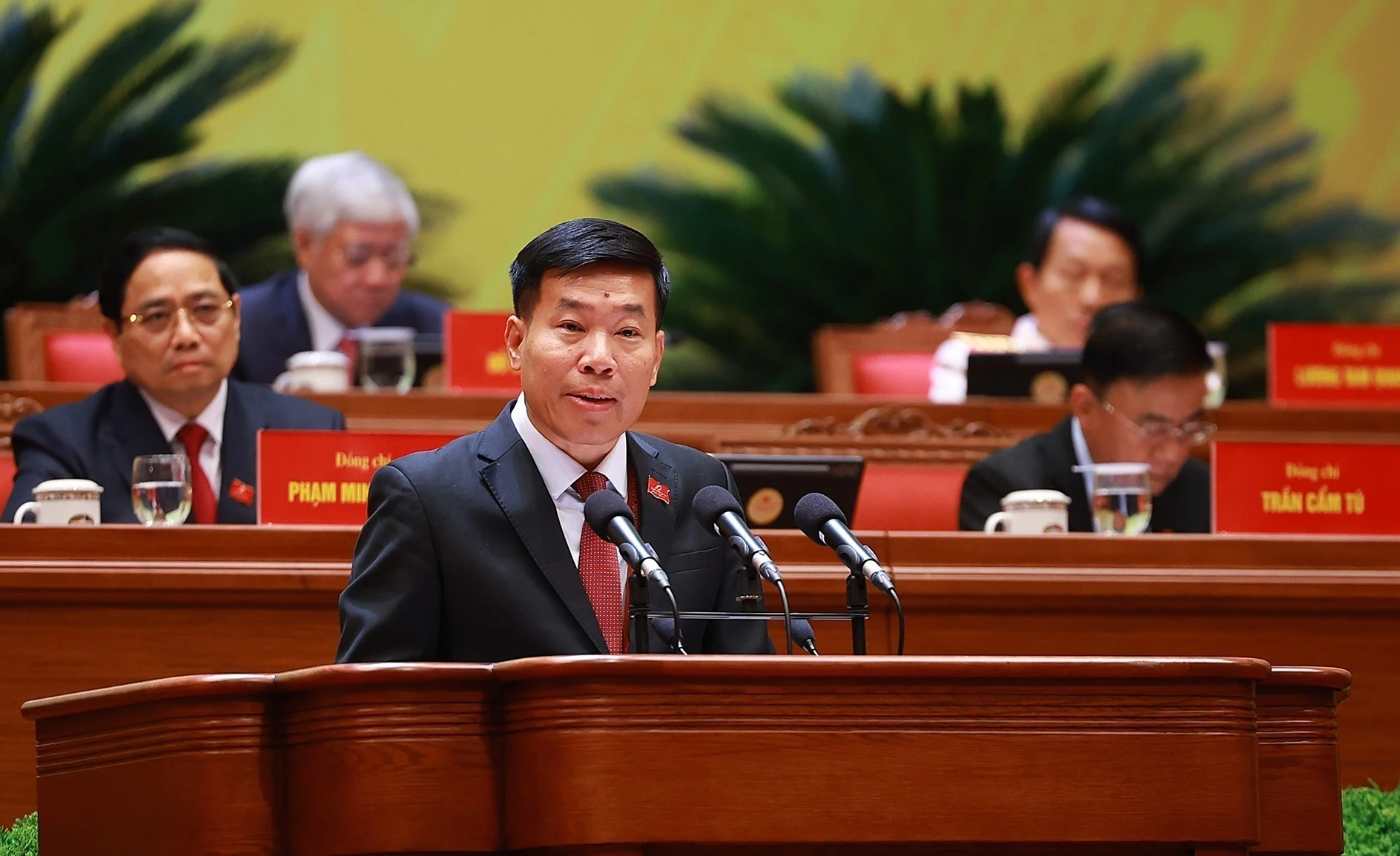 Member of the Party Central Committee, Deputy Minister of Foreign Affairs Nguyen Manh Cuong delivers a presentation at the 14th National Party Congress. (Photo: VNA)