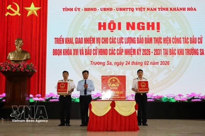 Leader of the Truong Sa special zone hands over ballot boxes to forces tasked with organising the election of deputies to the 16th National Assembly and People’s Councils at all levels for the 2026–2031 term on February 24. (Photo: VNA) 
