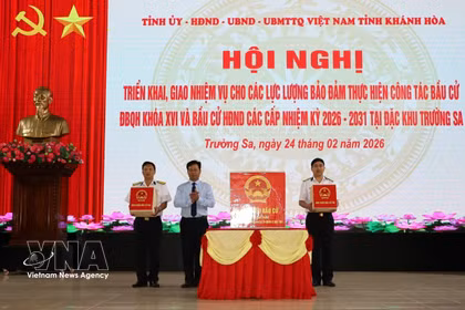Leader of the Truong Sa special zone hands over ballot boxes to forces tasked with organising the election of deputies to the 16th National Assembly and People’s Councils at all levels for the 2026–2031 term on February 24. (Photo: VNA) 