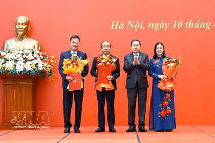 NA Chairman Tran Thanh Man (second from right) hands over decisions of the Standing Board of the NA Party Committee to the three Secretaries of Party Committees of the three NA bodies. (Photo: VNA)