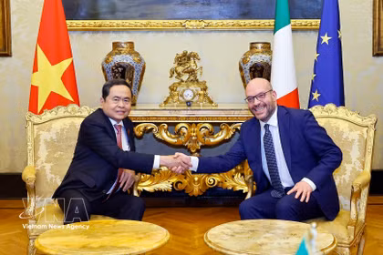 Chairman of the Vietnamese National Assembly Tran Thanh Man (L) holds talks with President of the Italian Chamber of Deputies Lorenzo Fontana in Rome on April 14. (Photo: VNA)