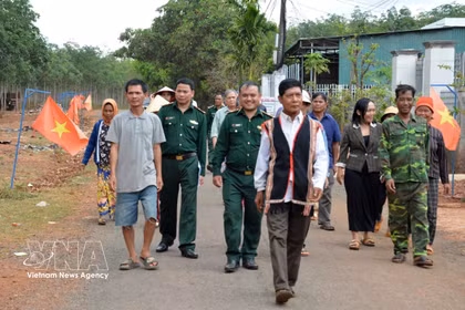 Village elders, reputable individuals and border guards come to each household to guide residents on proper voting procedures in accordance with regulations. (Photo: VNA) 