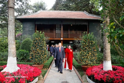 Party chief offers incense in tribute to kings, President Ho Chi Minh