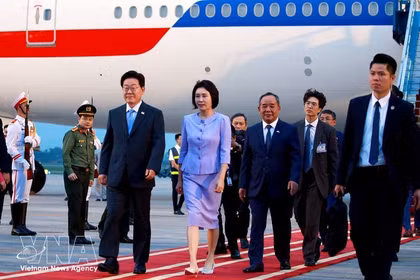 Korean President arrives in Hanoi, beginning state visit to Vietnam