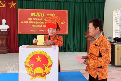 Dao ethnic minority people cast their votes. (Photo: VNA)