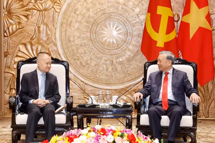 General Secretary of the Communist Party of Vietnam Central Committee To Lam (R) receives Liu Haixing, Member of the Communist Party of China (CPC) Central Committee and head of its International Department, who is on a visit to Vietnam as the special envoy of Party General Secretary and President of China Xi Jinping (Photo: VNA)