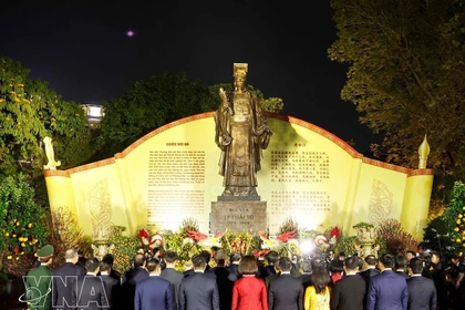 Party leader offers incense at Ly Thai To Monument, extends Tet greetings to Hanoi residents