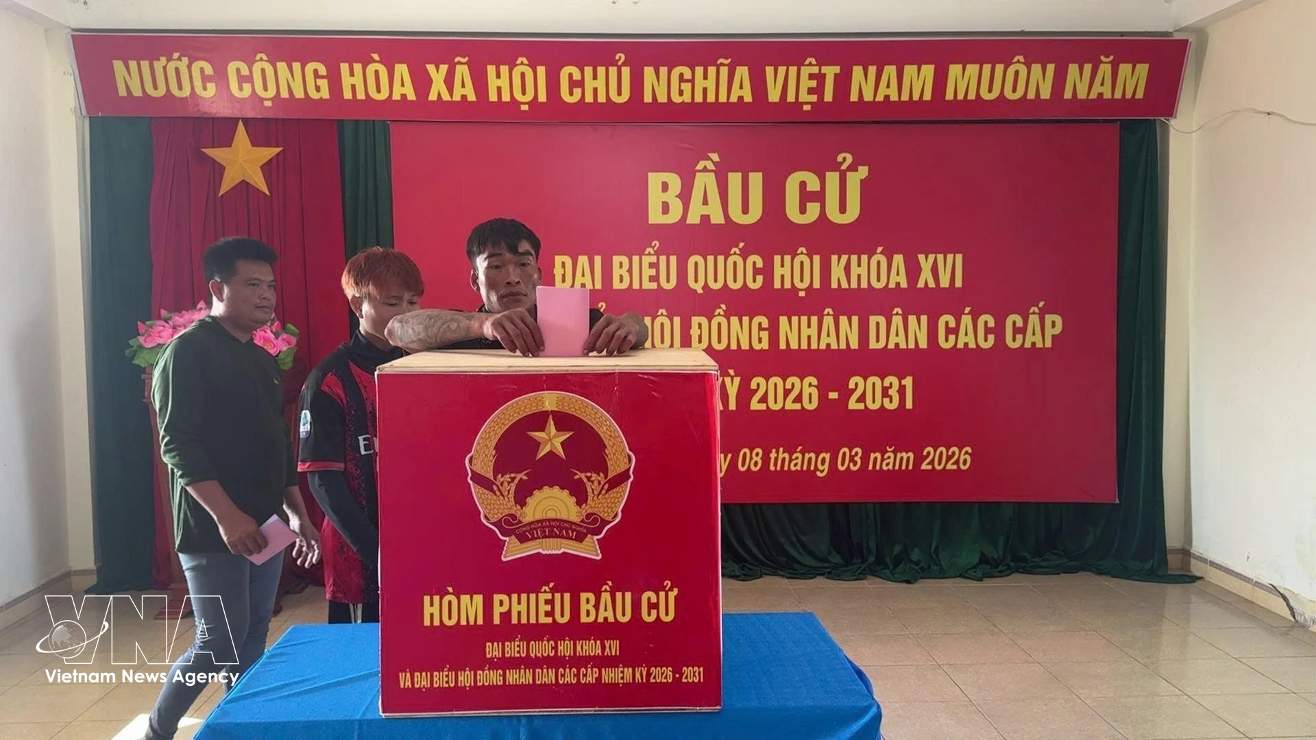 Fishermen cast their ballots at the Da Le polling station in Truong Sa special zone of Khanh Hoa province. (Photo: VNA) 
