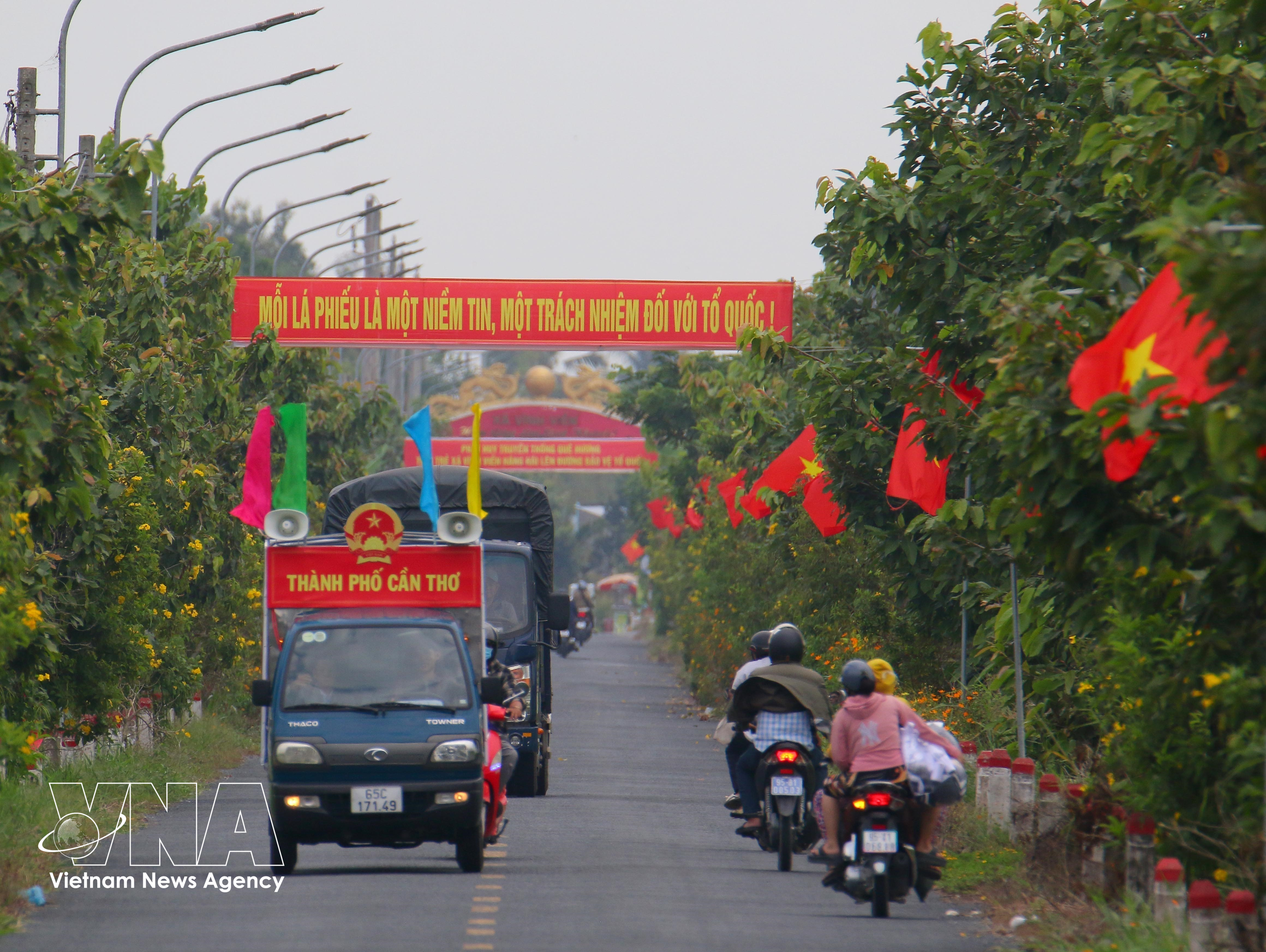 Mobile loudspeaker vehicles and banners used to promote the upcoming election in Vinh Vien commune, Can Tho city. (Photo: VNA)