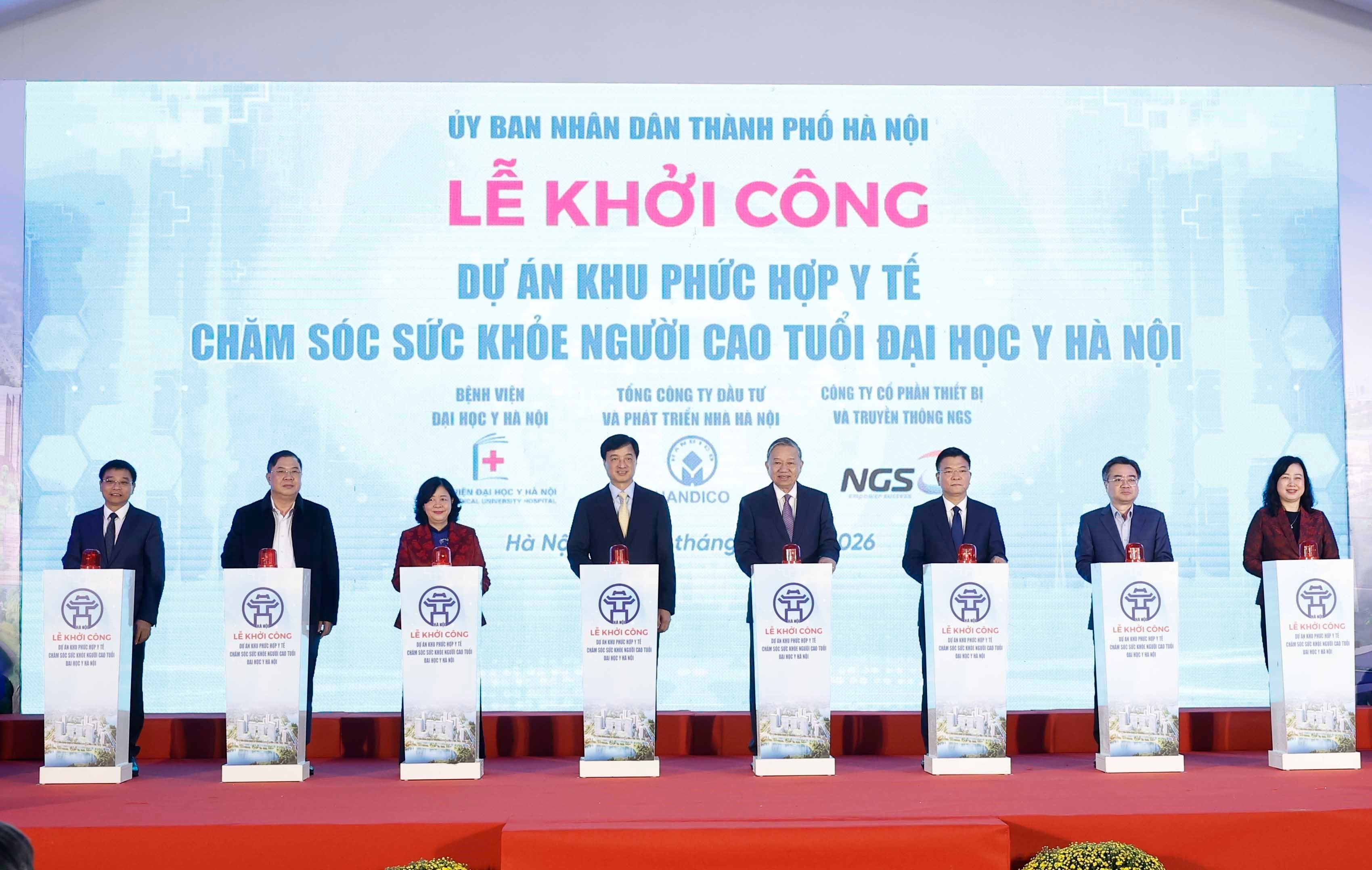 Party General Secretary To Lam (fourth, right) and delegates press the buttons to launch the construction of the Hanoi Medical University Elderly Health Care - Medical Complex in Hanoi on January 17 (Photo: VNA)