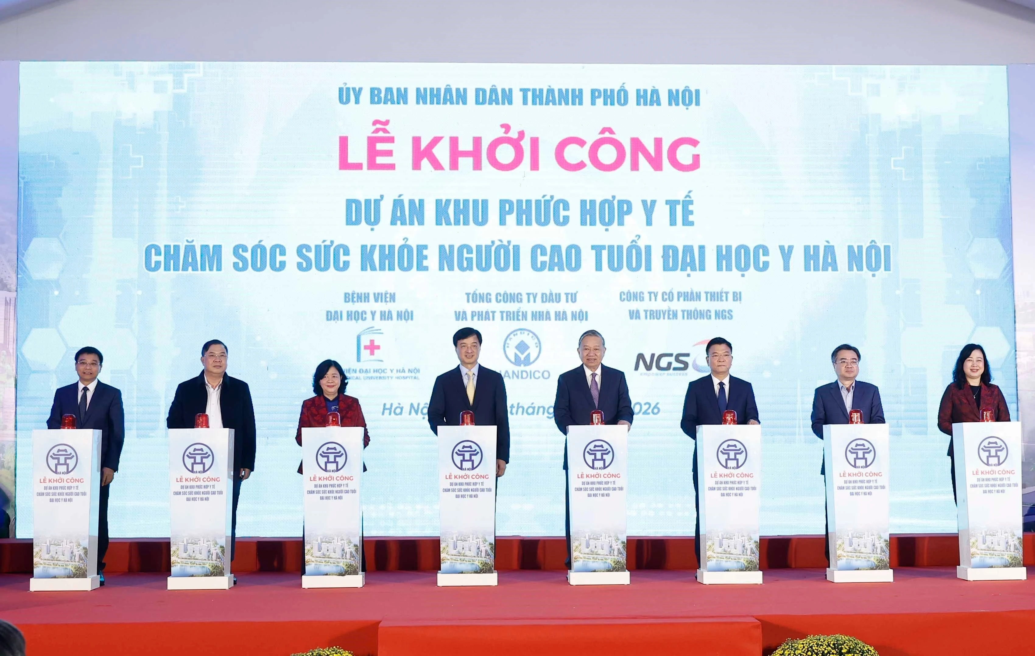 Party General Secretary To Lam (fourth, right) and delegates press the buttons to launch the construction of the Hanoi Medical University Elderly Health Care - Medical Complex in Hanoi on January 17 (Photo: VNA)