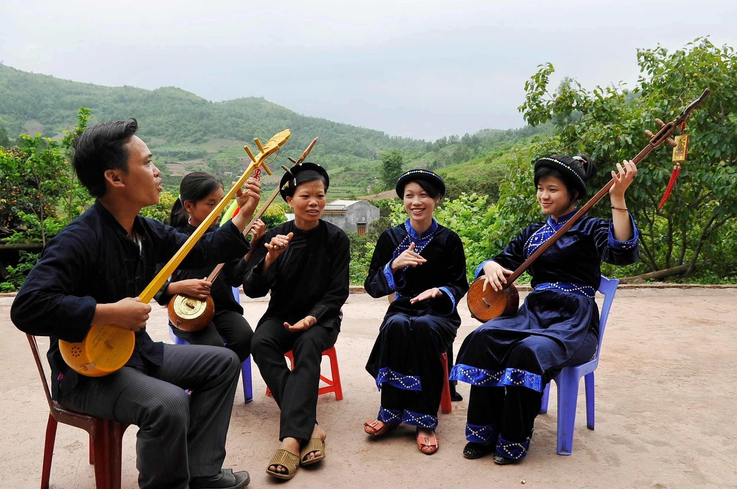 Artisan Luc Van Tich and members of the Then singing club in Son Hai commune, Bac Ninh province (Photo: VNA)