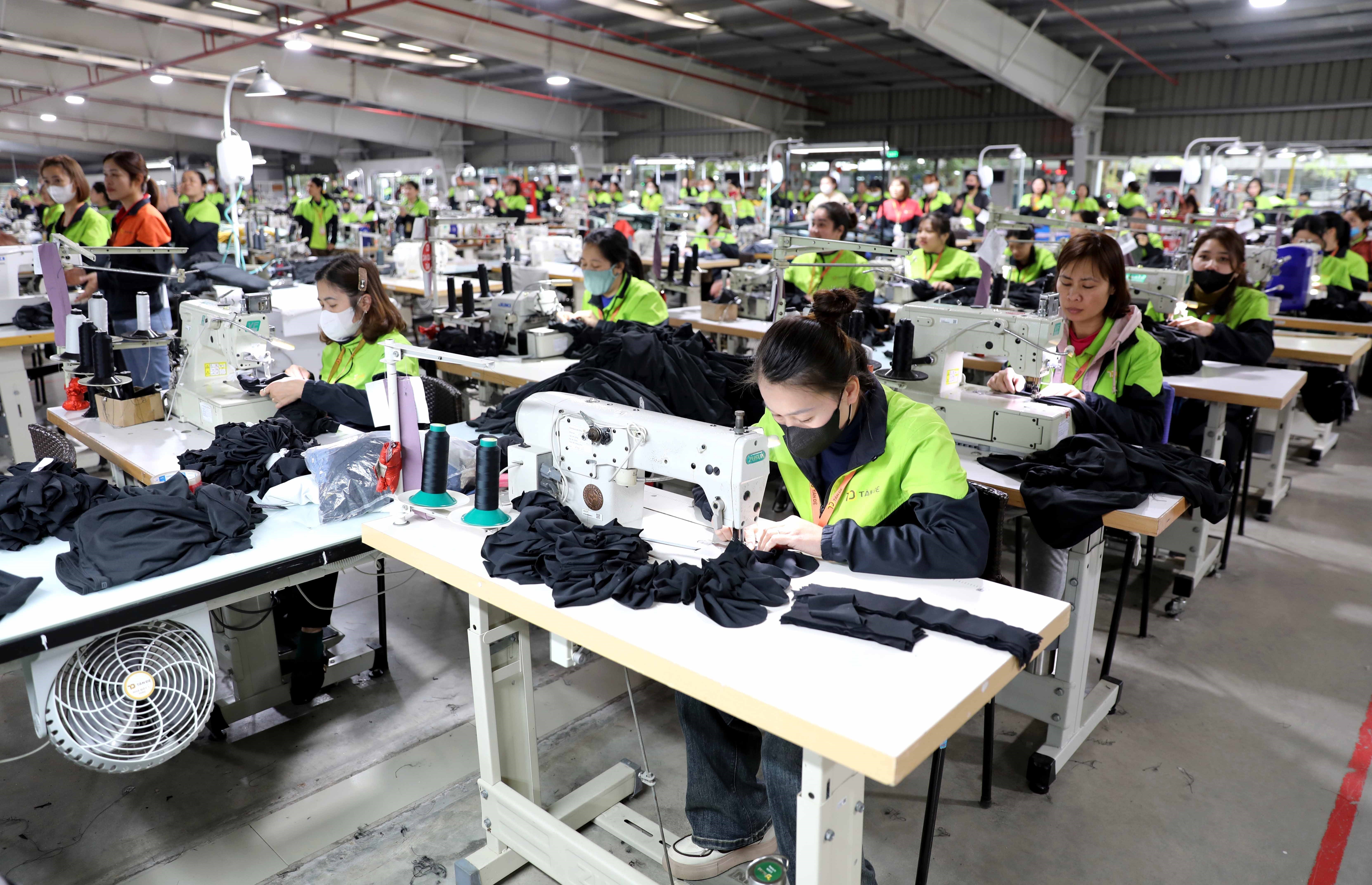 Workers at the Tan De 1 Factory in Nguyen Duc Canh Industrial Park, Hung Yen province make sportswear products (Photo: VNA)
