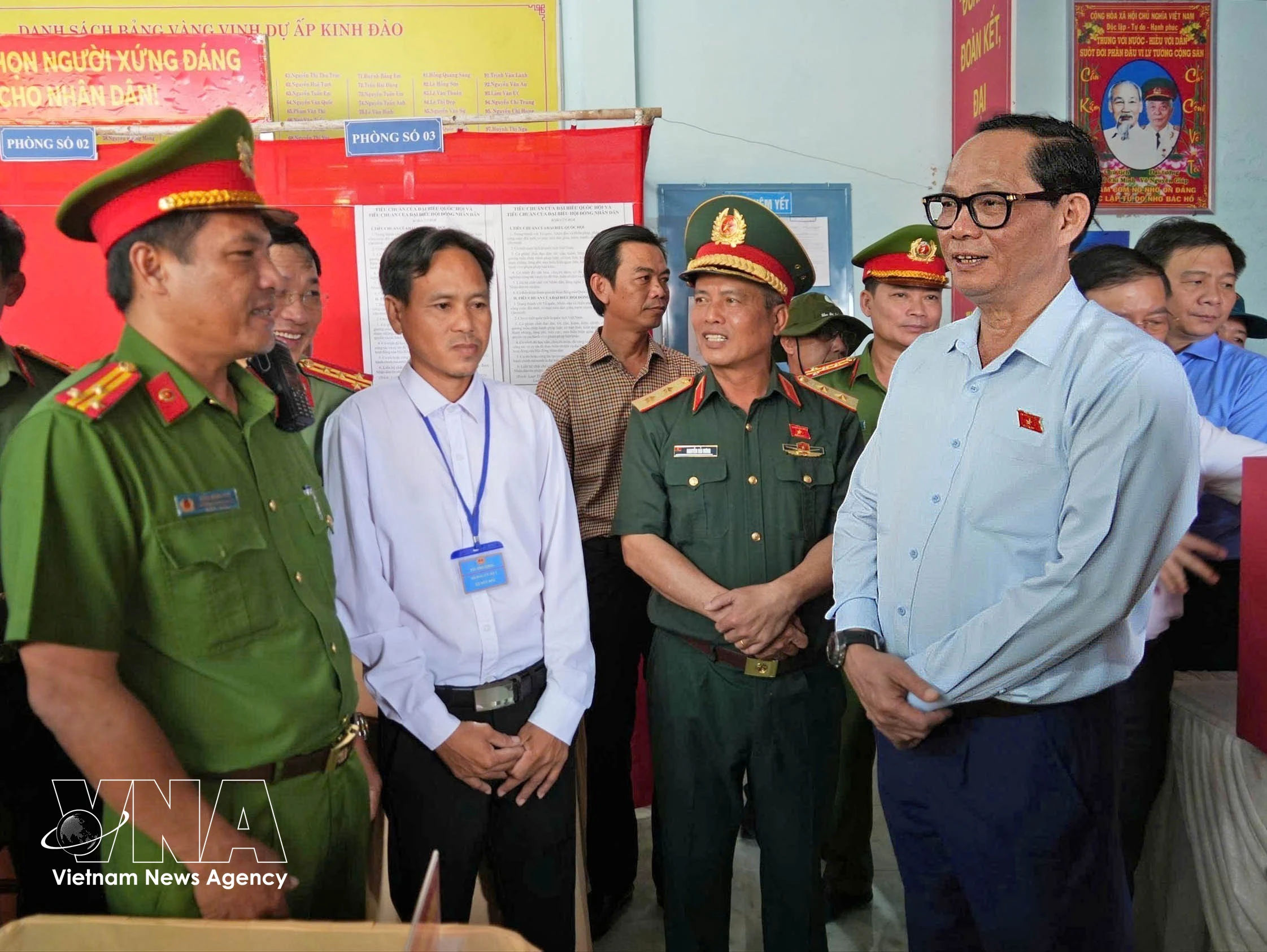 NA Vice Chairman Tran Quang Phuong (first, right) examines election preparations at Polling Station No. 1 in Kenh Dao hamlet, Dat Mui commune, Ca Mau province, on March 9. (Photo: VNA)