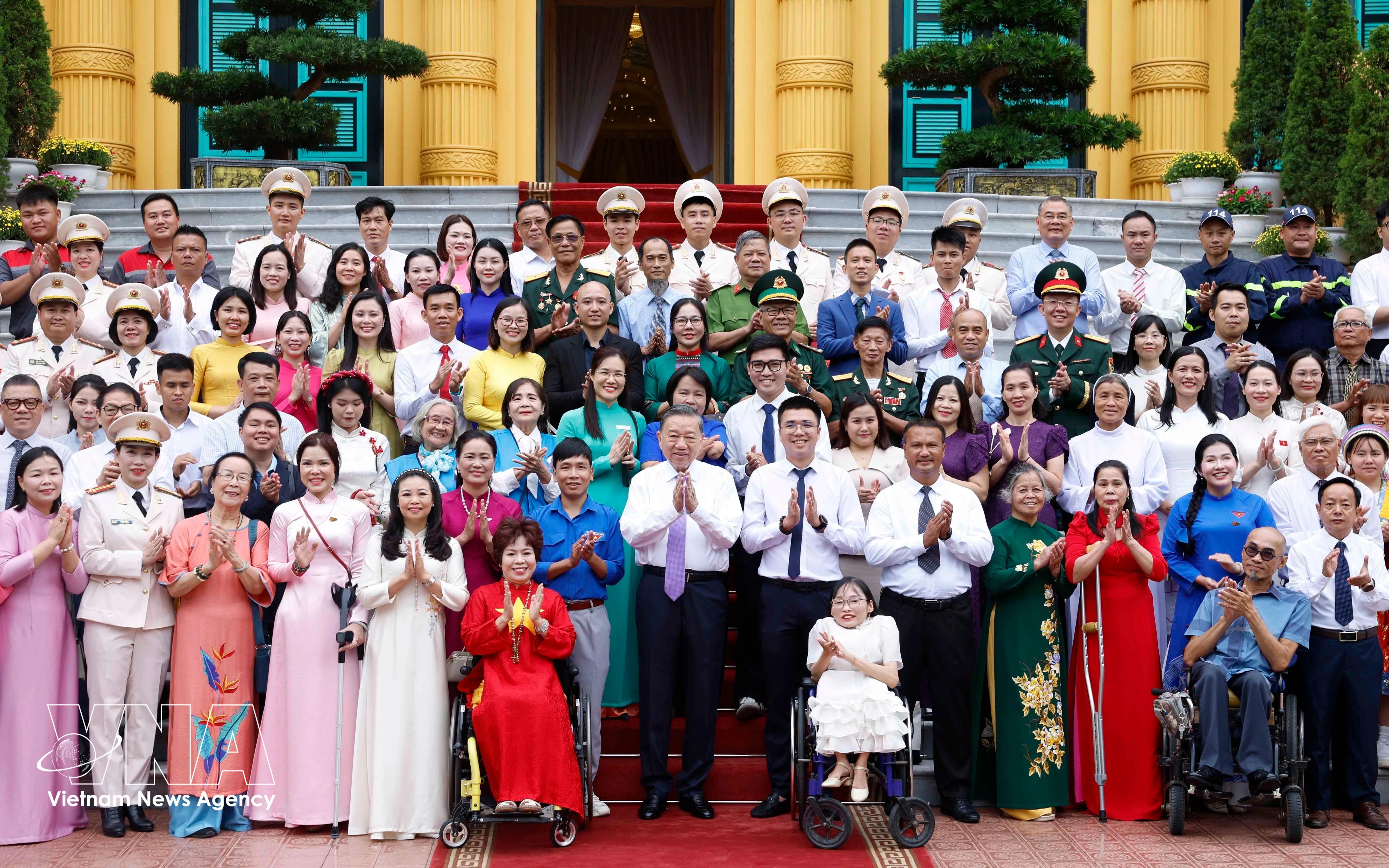 Party General Secretary and State President To Lam and 100 individuals featured in Vietnam Television (VTV)'s “Viec tu te” (Good Deeds) programme at the meeting in Hanoi on June 10 (Photo: VNA)