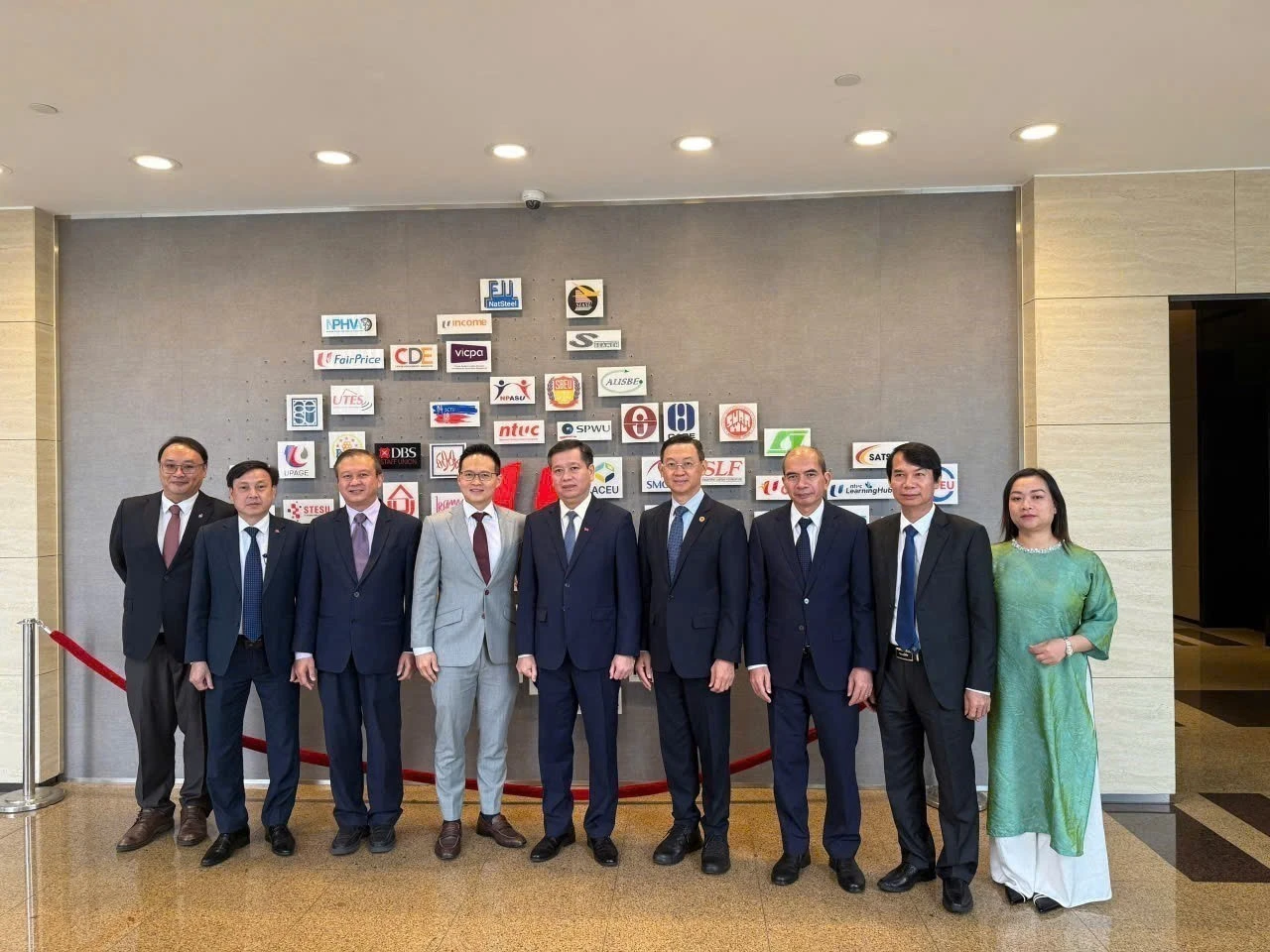 The Vietnamese delegation meet with Desmond Choo, a member of the Central Executive Committee of Singapore’s People’s Action Party (PAP) and Minister of State for Defence, and Singaporean MP Lee Hong Chuang. (Photo published by VNA)