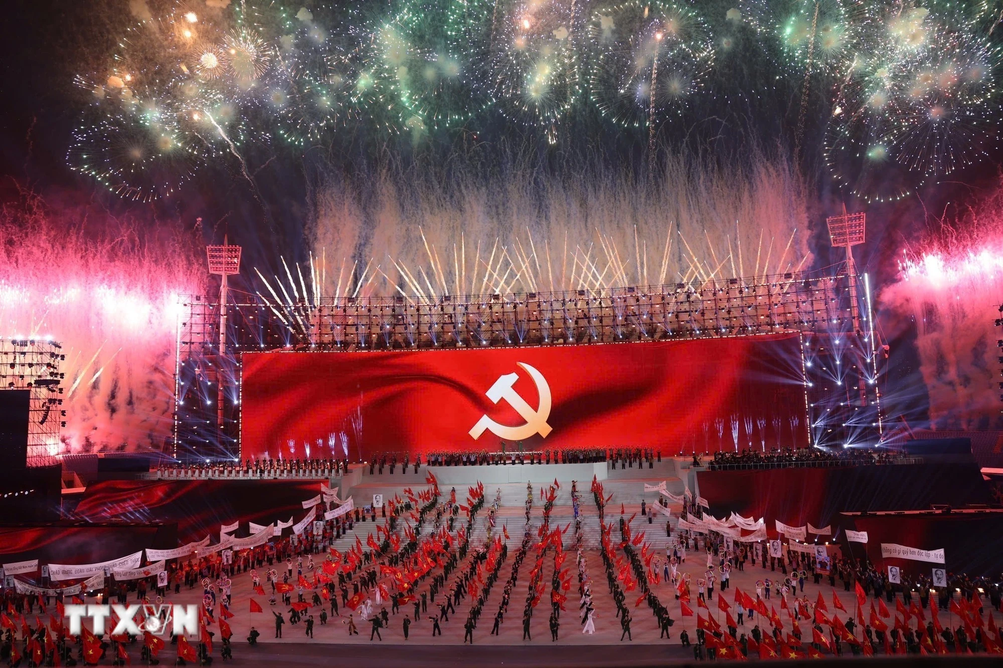 The spectacular, large-scale fireworks display is like a majestic symphony celebrating the success of the 14th National Congress of the Communist Party of Vietnam (Photo: VNA)