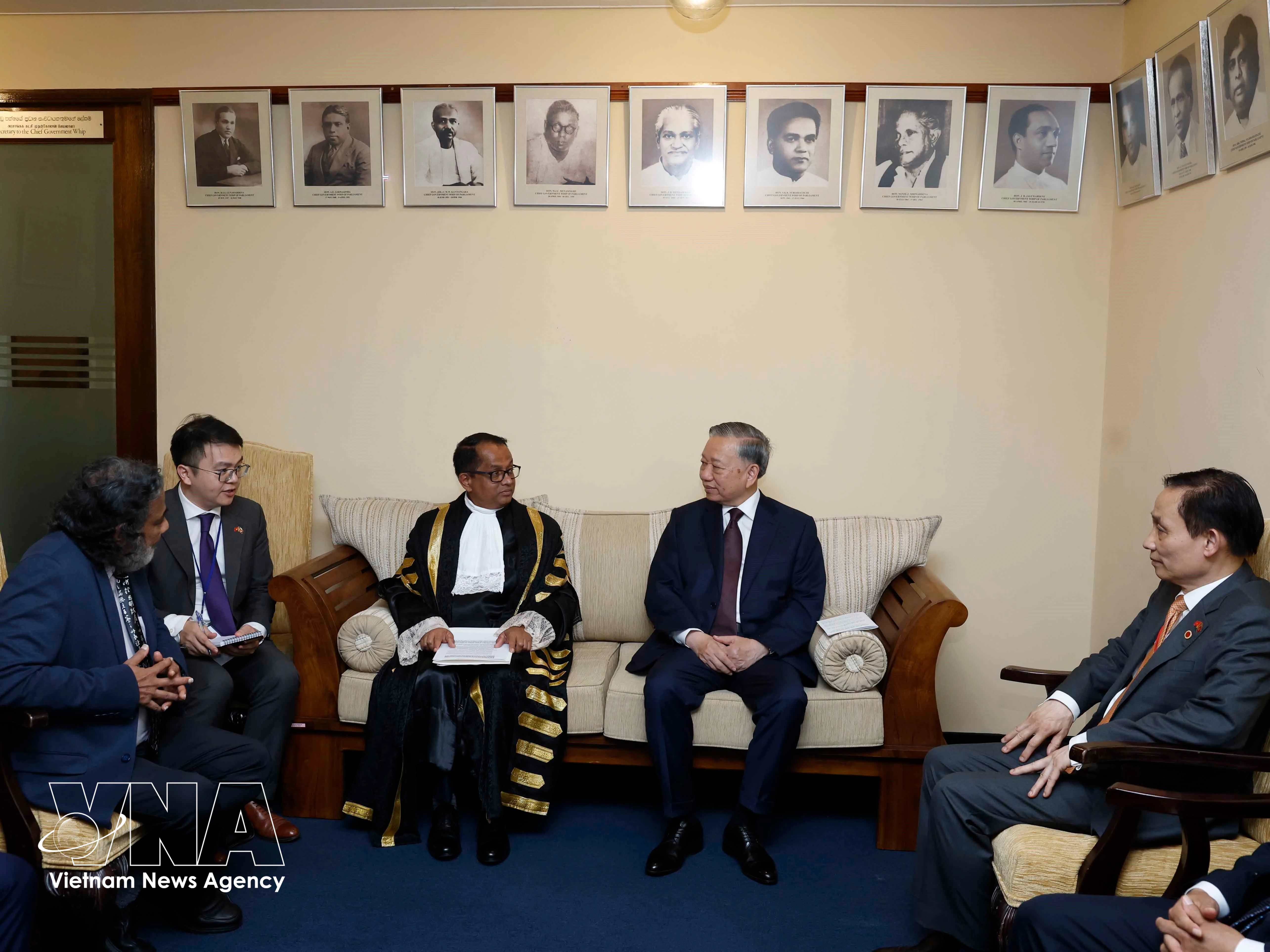 General Secretary of the Communist Party of Vietnam (CPV) Central and President of Vietnam To Lam (second, right) talks to Speaker of Sri Lanka's Parliament Jagath Wickramaratne at their meeting in Colombo on May 8 (Photo: VNA)
