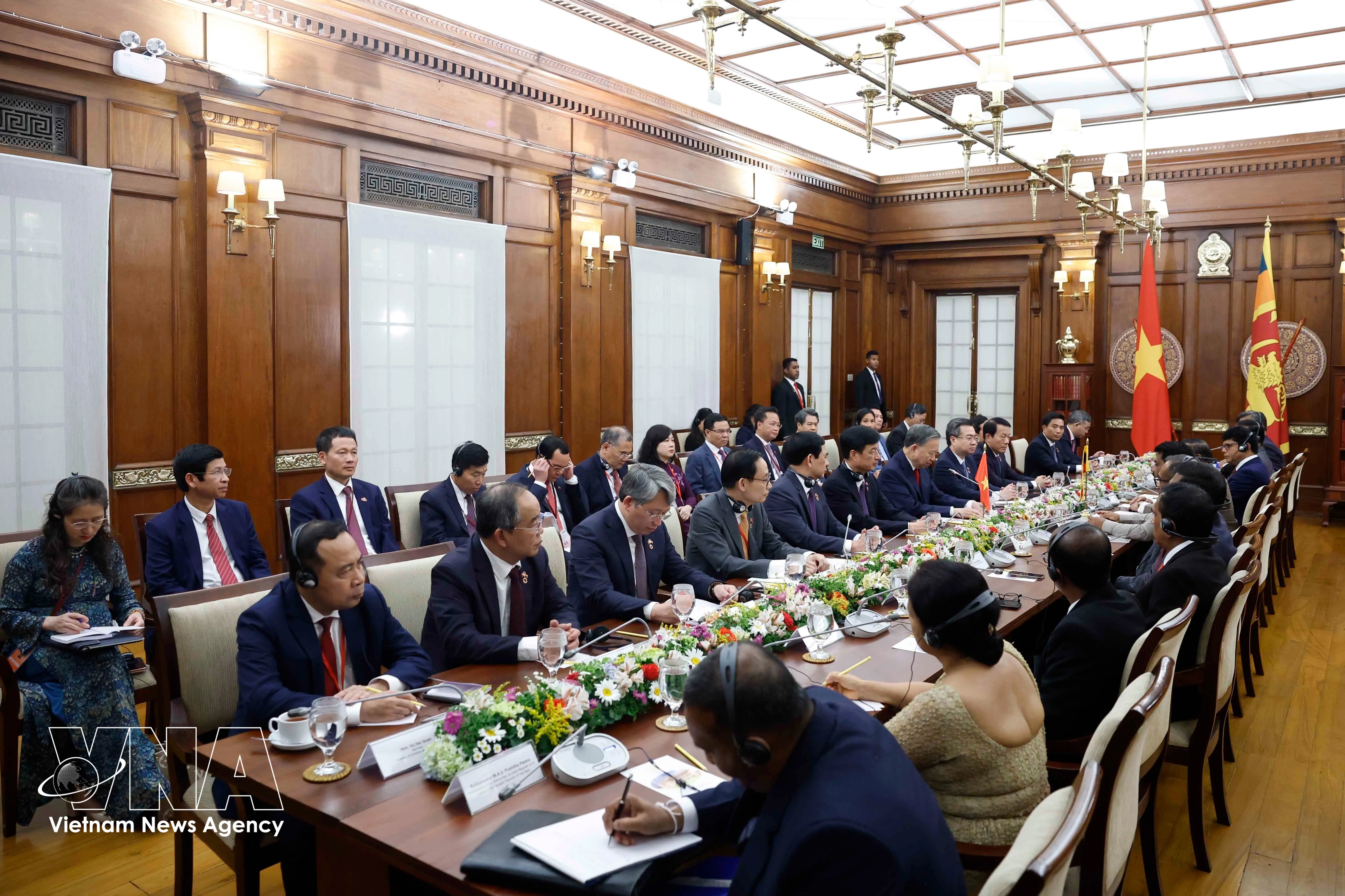 An overview of the talks between General Secretary of the Communist Party of Vietnam Central Committee and State President To Lam, and Sri Lankan President Anura Kumara Dissanayake. (Photo: VNA)
