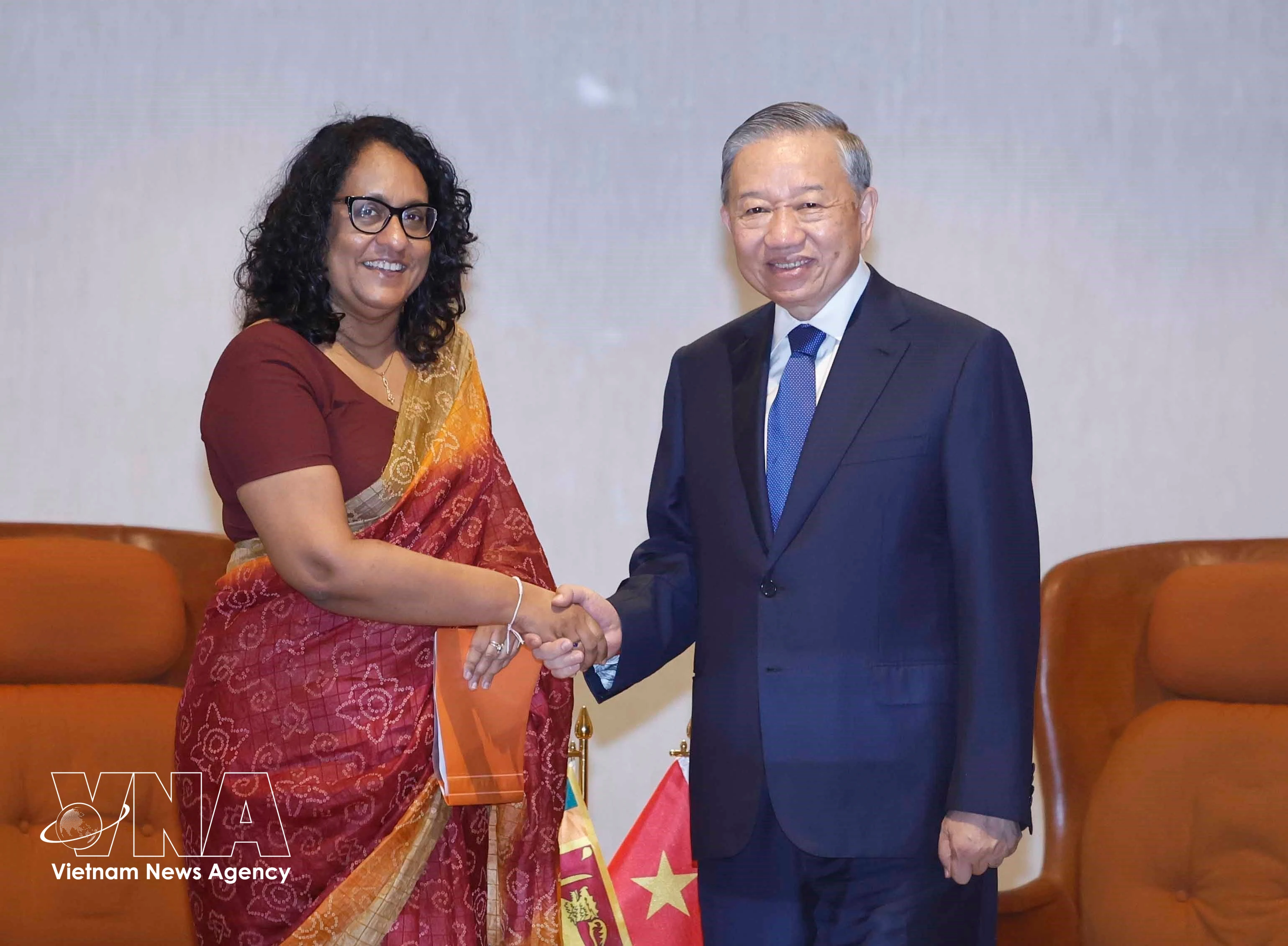 General Secretary of the Communist Party of Vietnam Central Committee and President of Vietnam To Lam (R) meets with Prime Minister of Sri Lanka Harini Amarasuriya in Colombo on the afternoon of May 8. (Photo: VNA)