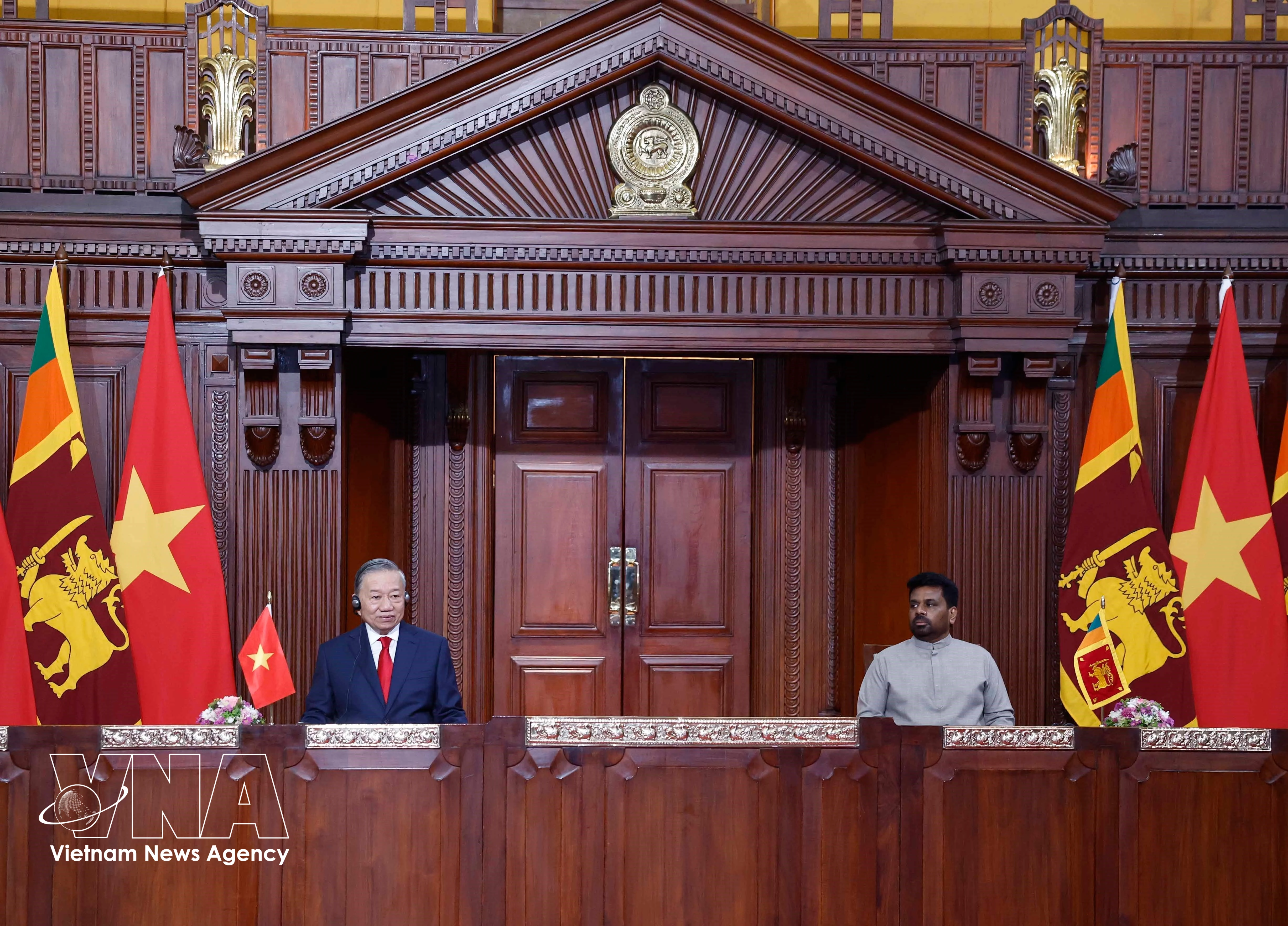 General Secretary of the Communist Party of Vietnam (CPV) Central Committee and State President To Lam (L) and Sri Lankan President Anura Kumara Dissanayake meet with the press. (Photo: VNA)