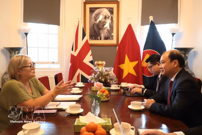 Le Hai Binh (right), Member of the Communist Party of Vietnam Central Committee and Permanent Deputy Director of the Ho Chi Minh National Academy of Politics, meets with Chair of the Communist Party of Britain Lorraine Douglas. (Photo: VNA)