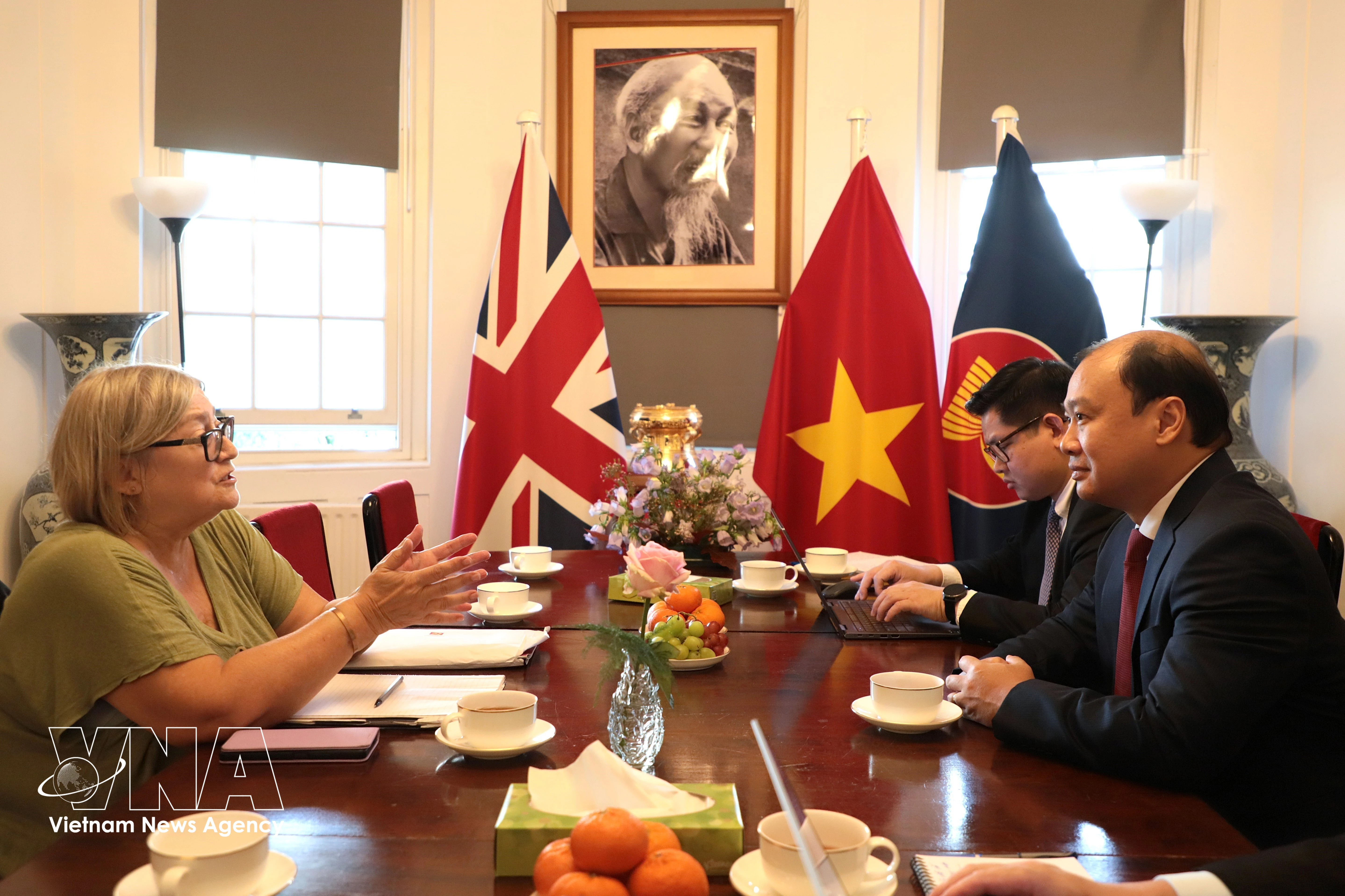 Le Hai Binh (right), Member of the Communist Party of Vietnam Central Committee and Permanent Deputy Director of the Ho Chi Minh National Academy of Politics, meets with Chair of the Communist Party of Britain Lorraine Douglas. (Photo: VNA)