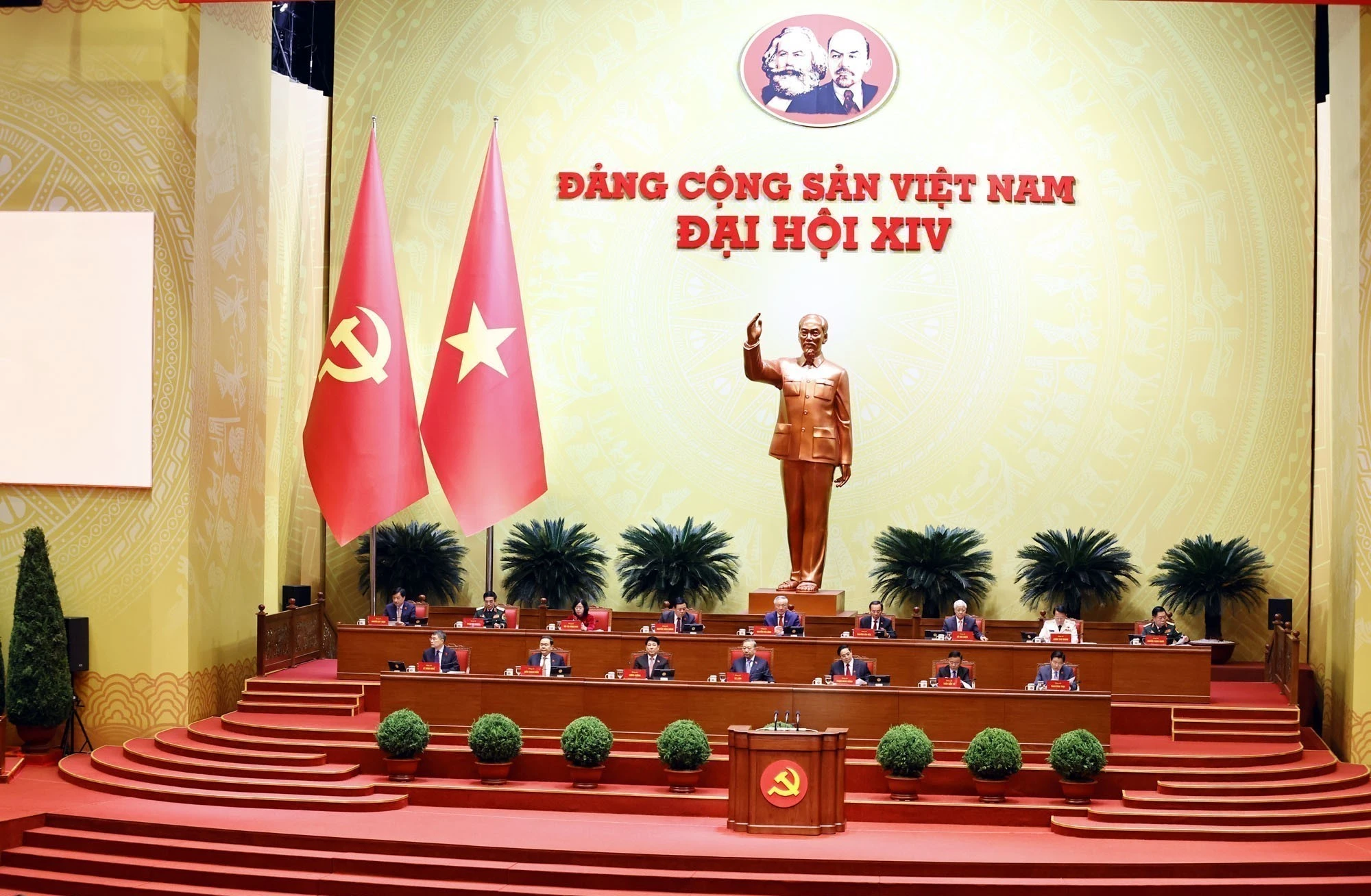 The Presidium chairs the 14th National Party Congress. (Photo: VNA)