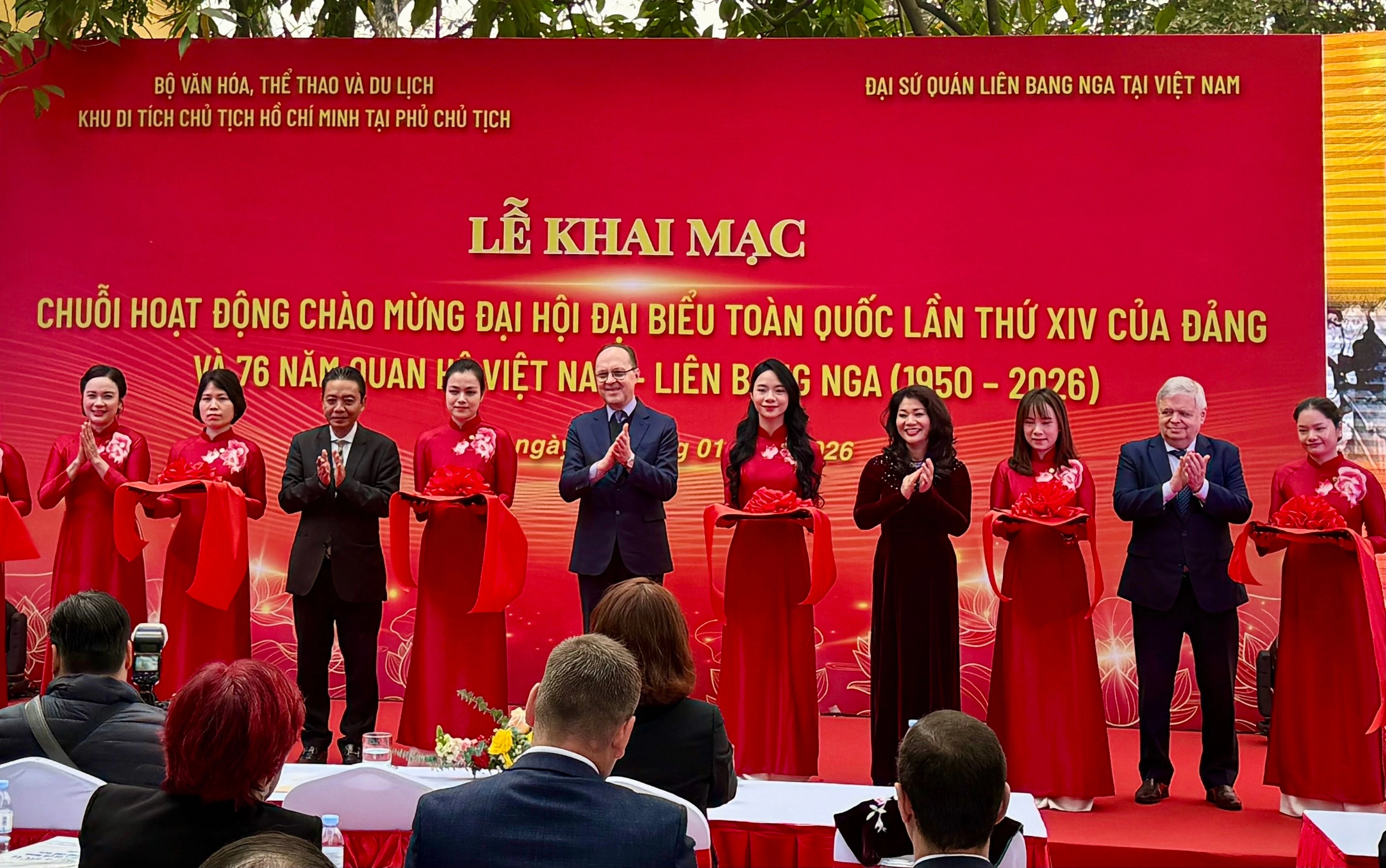 Delegates cut the ribbon to inaugurate the series of activities celebrating the 14th National Party Congress. (Photo: VNA)
