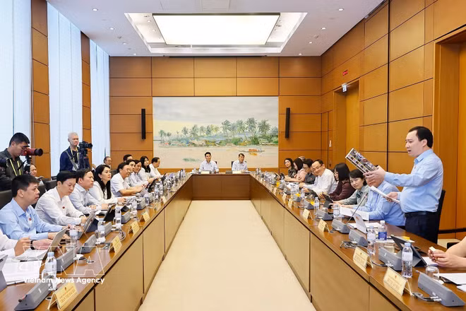 A group discussion on the draft law amending and supplementing several articles of the Law on Children, the Law on People with Disabilities, the Law on Medical Examination and Treatment, the Law on Pharmacy, the Law on the Elderly, and the Law on Health Insurance as part of the second session of the 16th National Assembly. (Photo: VNA)