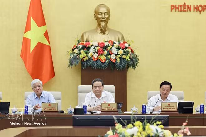 NA President Tran Thanh Man (centre) speaks at the NA Standing Committee's sixth session on September 21. (Photo: VNA)