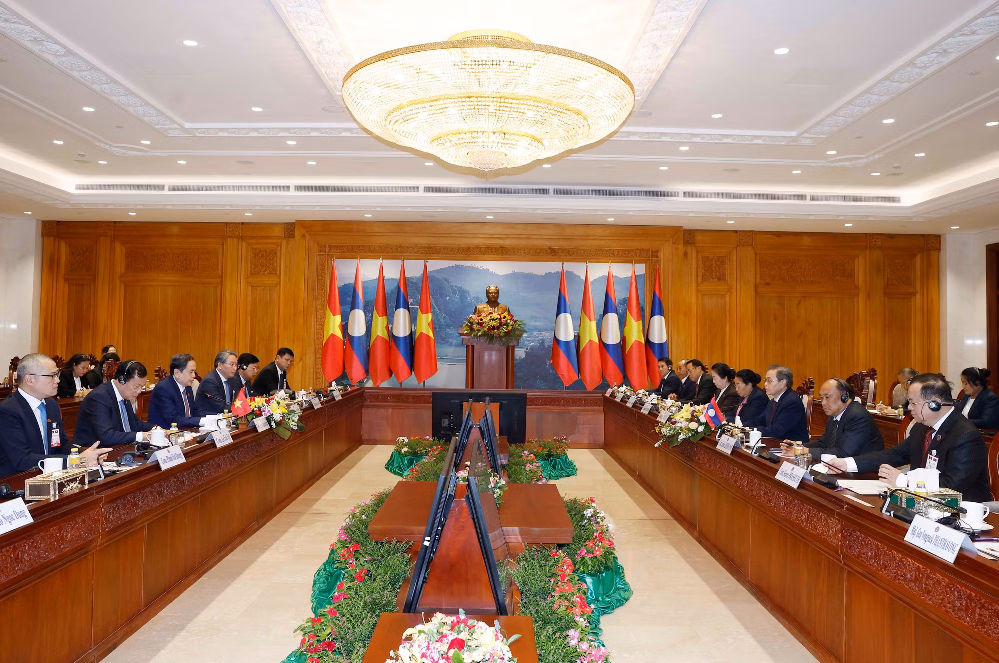 vna-potal-chu-tich-quoc-hoi-tran-thanh-man-gap-chu-tich-quoc-hoi-lao-8574776.jpg