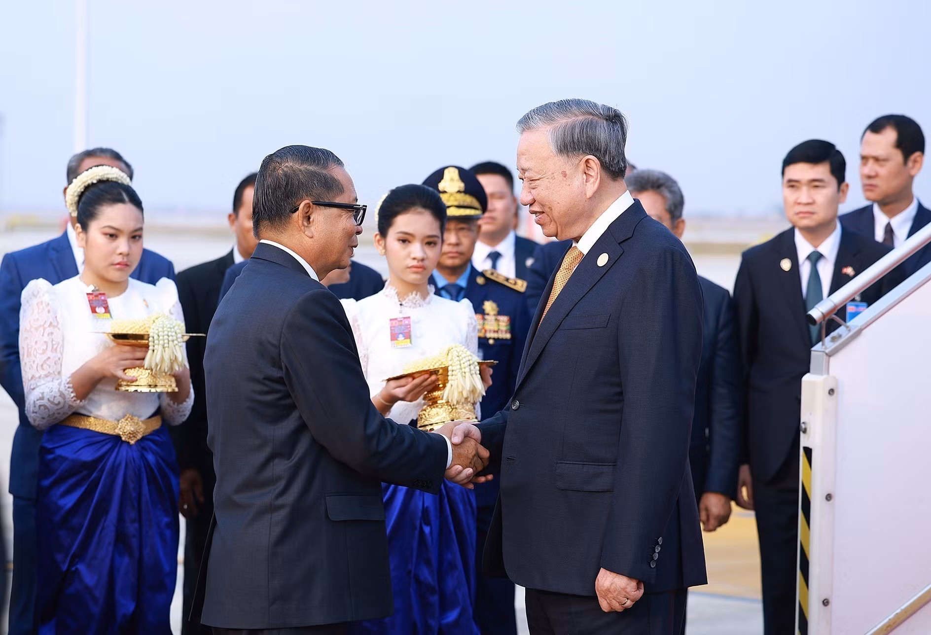 vna-potal-tong-bi-thu-to-lam-bat-dau-tham-cap-nha-nuoc-toi-vuong-quoc-campuchia-8576120.jpg