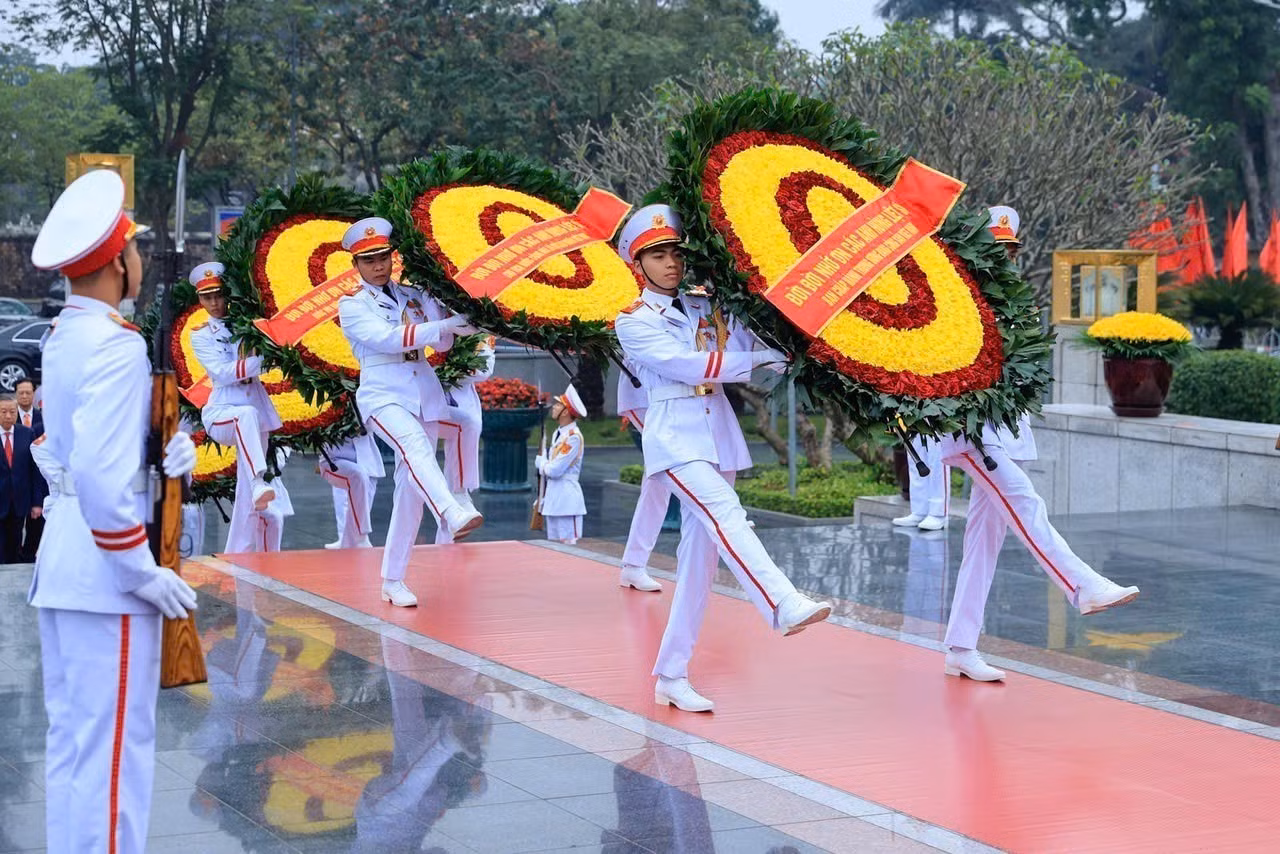 vna-potal-lanh-dao-dang-nha-nuoc-dat-vong-hoa-tuong-niem-cac-anh-hung-liet-sy-8569580.jpg