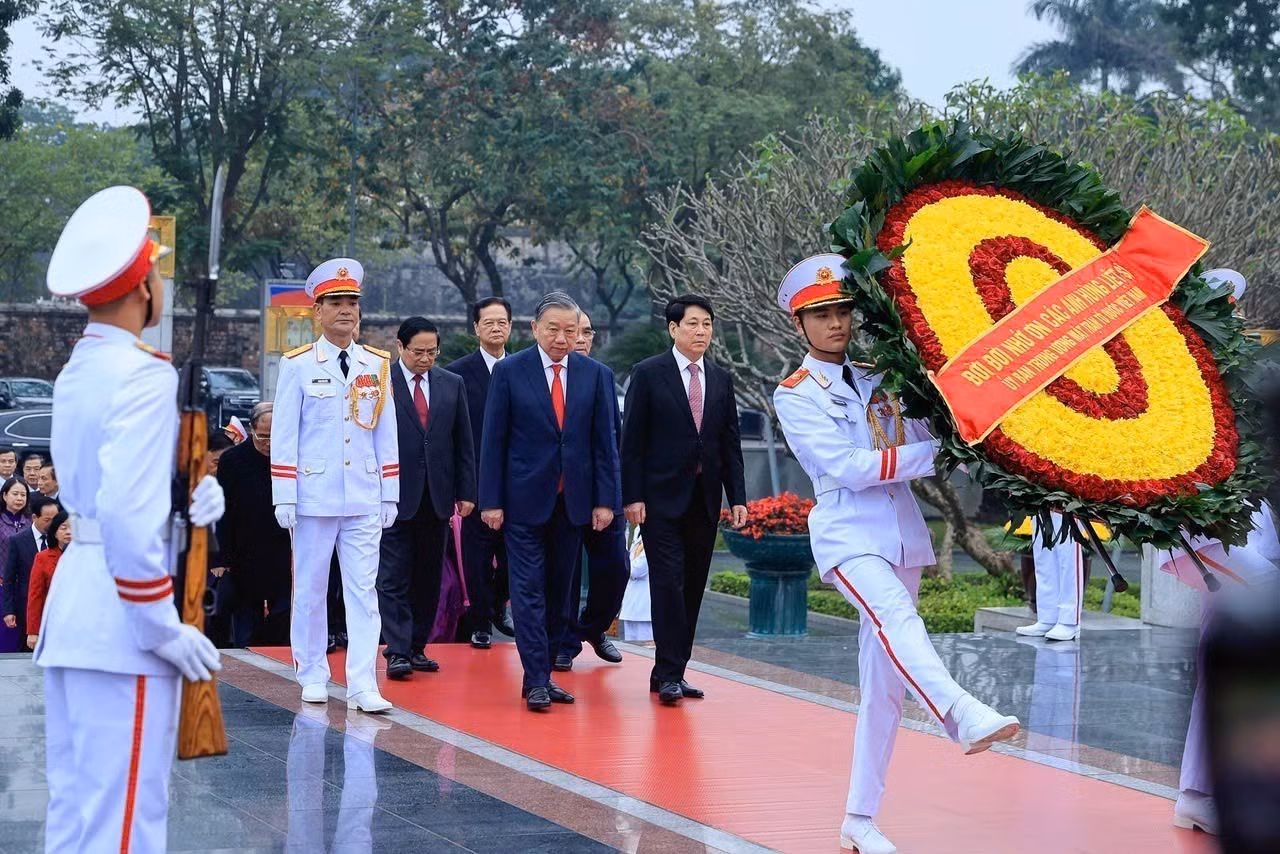 vna-potal-lanh-dao-dang-nha-nuoc-dat-vong-hoa-tuong-niem-cac-anh-hung-liet-sy-8569571.jpg