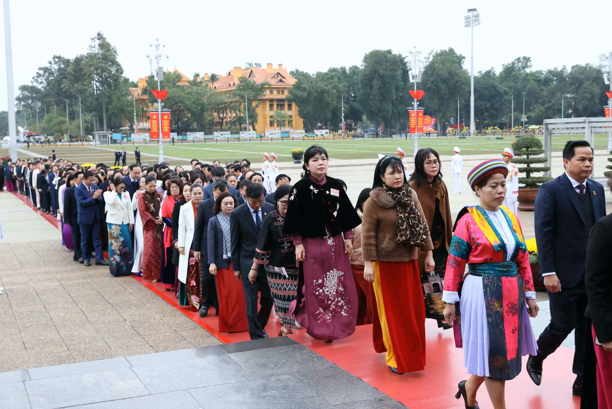 vna-potal-lanh-dao-dang-nha-nuoc-vieng-chu-tich-ho-chi-minh-nhan-ky-niem-80-nam-ngay-tong-tuyen-cu-dau-tien-8513402.jpg